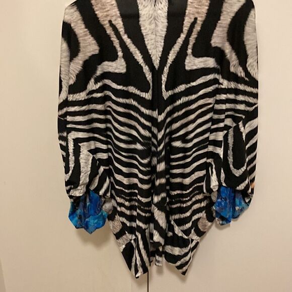 Party 21 3/4 Sleeve Blouson Top in Bejeweled Animal Print with Stripe. Size M. - Picture 4 of 10